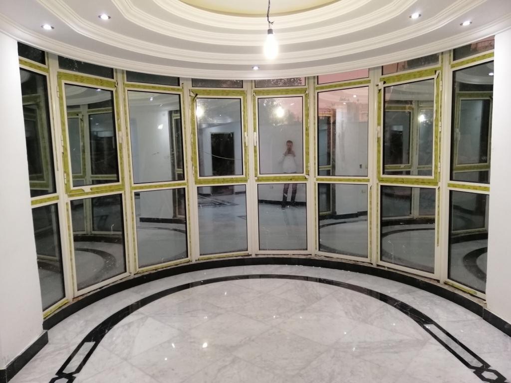 من الواجهات إلى التفاصيل الداخلية أين يُستخدم الألومنيوم؟